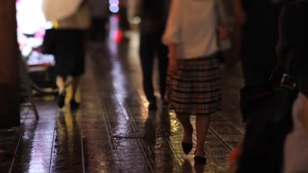 Spaziergänger auf der Neonstraße in der Innenstadt von Nakano Tokio — Stockvideo