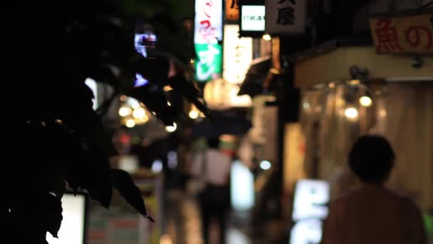 Nakano Tokyo 'nun neon sokağında yürüyen insanlar. Yağmurlu bir gün. — Stok video