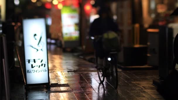 Gente che cammina per la strada al neon del centro di Nakano Tokyo giorno di pioggia — Video Stock