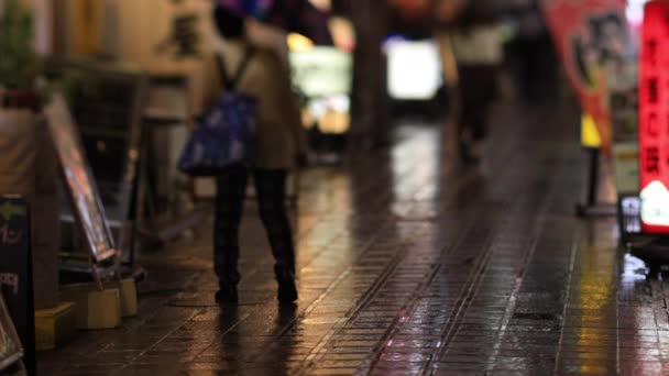 Promenader människor på centrum neon gatan i Nakano Tokyo regnig dag — Stockvideo