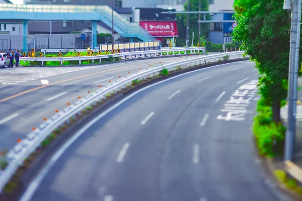 Eine miniaturstraße an der kanpachi avenue in tokyo tagsüber tiltshift — Stockfoto