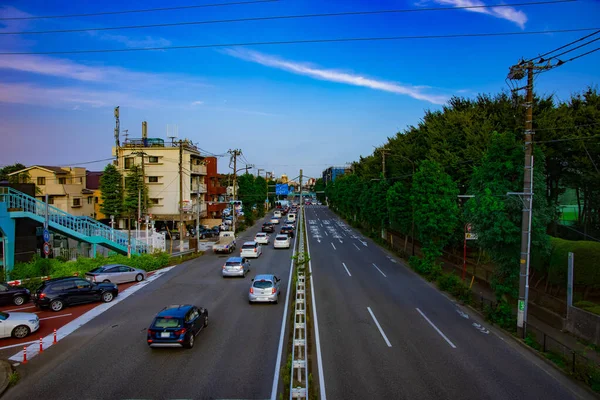 Eine innenstadtstraße an der kanpachi avenue in tokyo tagsüber breite aufnahme — Stockfoto