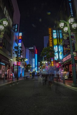 Setagaya Tokyo 'nun neon kasabasının gece vakti.