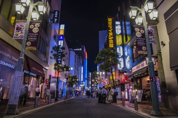 Un timelapse noche de la ciudad de neón en Setagaya Tokio amplia —  Fotos de Stock