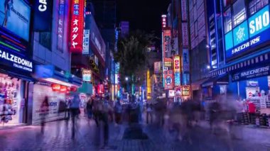 Setagaya Tokyo 'nun neon kasabasının gece vakti.