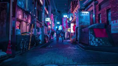 Nakano Tokyo 'nun merkezindeki neon sokağında bir gece vakti.