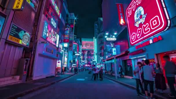 Shibuya Tokyo şehir merkezindeki neon sokağının gece zamanı. — Stok video