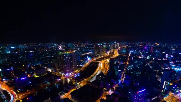 Un lapso de tiempo nocturno de paisaje urbano en Ho Chi Minh panorámica de gran angular — Vídeo de stock