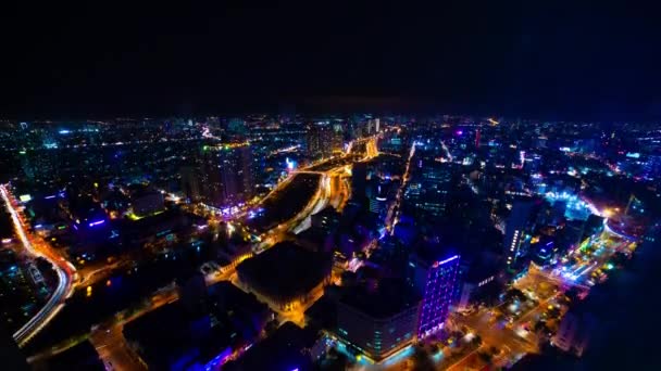 Un lapso de tiempo nocturno de paisaje urbano en Ho Chi Minh ángulo alto gran inclinación tiro — Vídeo de stock