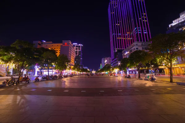 Nocne neonowe miasto na Nguyen Hue ulicy w Ho Chi Minh szerokie ujęcie — Zdjęcie stockowe