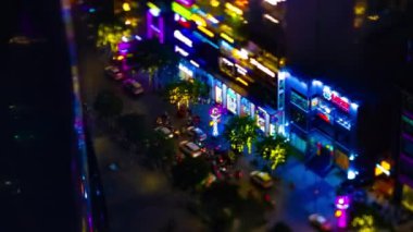 Ho Chi Minh tiltshift zoom 'daki Nguyen Hue caddesindeki minyatür neon kasabasında bir gece zamanı.
