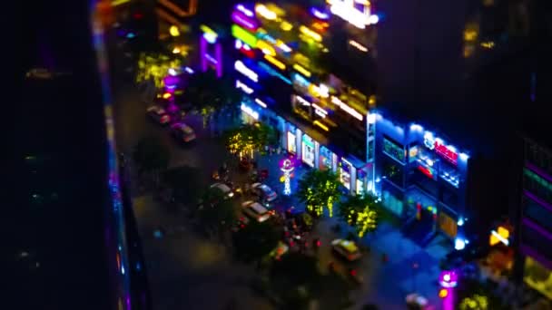 Ночной хронометраж миниатюрного неонового городка на улице Нгуен Хюэ в наклоне наклона Хо Ши Мина — стоковое видео