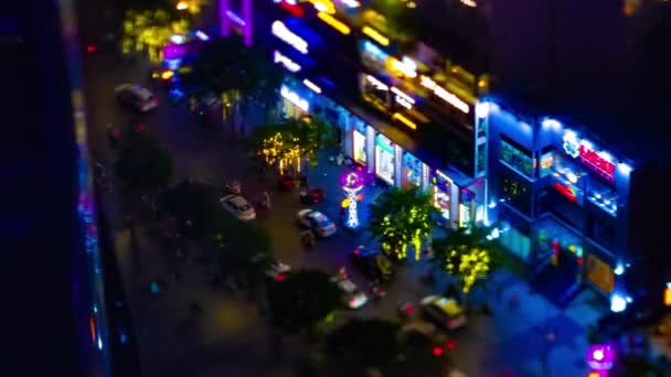 호치민 틸 트시 (Ho Chi Minh tiltshift) 에 있는 응우옌 후 (Nguyen Hue) 거리에 있는 작은 네온의 야간 변두리 — 비디오