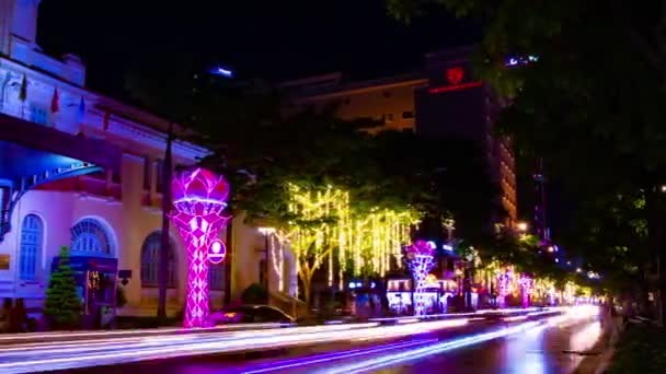 En natt timelapse av neon stad på Nguyen Hue gatan i Ho Chi Minh bred skott panorering — Stockvideo