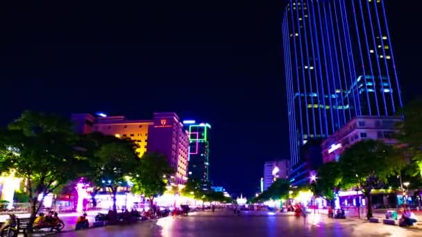 Uma noite timelapse da cidade de néon na rua Nguyen Hue em Ho Chi Minh tiro largo panning — Vídeo de Stock