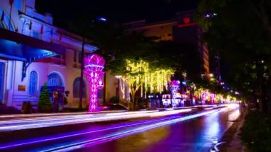 Ho Chi Minh 'deki Nguyen Hue caddesinde neon bir şehrin gece görüntüsü.