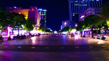 Ho Chi Minh 'deki Nguyen Hue caddesinde neon bir şehrin gece görüntüsü.