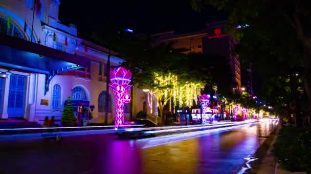 Een avond timeapse van neon stad op Nguyen Hue straat in Ho Chi Minh wijd shot — Stockvideo