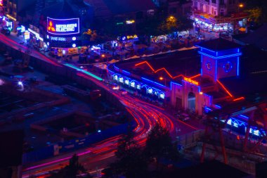 Ho Chi Minh Vietnam 'daki Ben Thanh pazarında gece trafiği sıkışık.