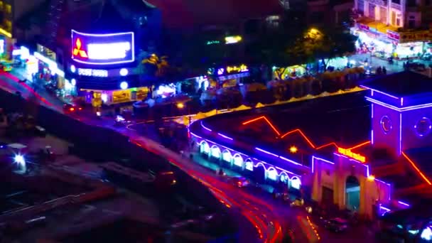 Uma timelapse noite de engarrafamento no mercado Ben Thanh em Ho Chi Minh Vietnã ângulo alto tiro longo panning — Vídeo de Stock