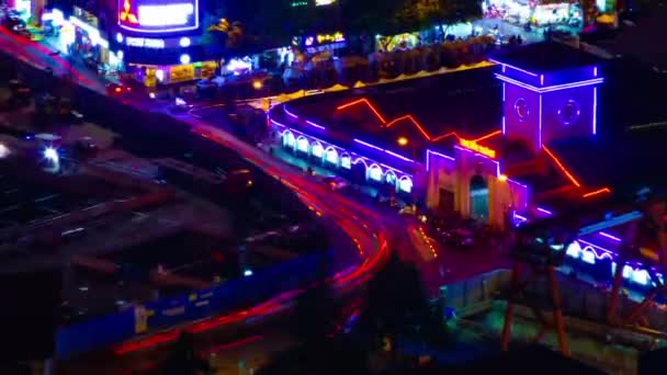 Un timelapse de nuit de l'embouteillage au marché Ben Thanh à Ho Chi Minh Vietnam angle élevé inclinaison longue vue — Video