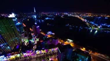 Ho Chi Minh Vietnam 'daki Saigon nehrinin yakınındaki gece manzarası. Yüksek açı geniş açı.