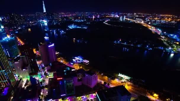 Uma cronologia noturna da paisagem urbana perto do rio Saigon em Ho Chi Minh Vietnã zoom de grande ângulo de tiro — Vídeo de Stock