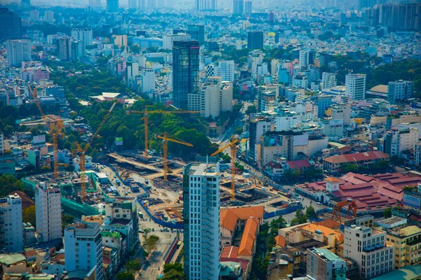 Una gru in costruzione a Ho Chi Minh alto angolo — Foto Stock