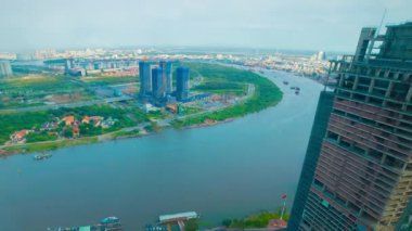 Ho Chi Minh 'deki Saigon Nehri' nde panoramik şehir manzarası yüksek açılı geniş açılı eğim