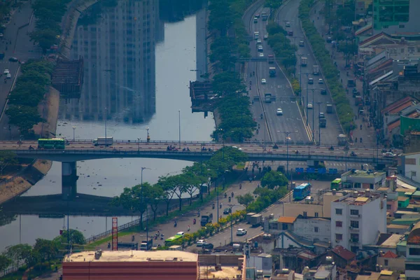 Un ingorgo alla città trafficata di Ho Chi Minh alto angolo lungo tiro — Foto Stock