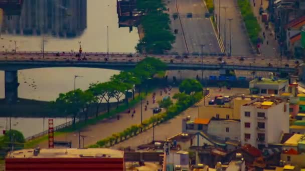 Sebuah kemacetan lalu lintas di kota yang sibuk di Ho Chi Minh sudut tinggi panning — Stok Video