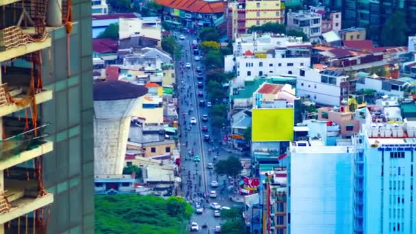 ホーチミンの忙しい町での交通渋滞のタイムラプス高角度のロングショットのパンニング — ストック動画