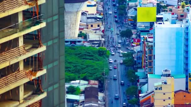 Een tijdspanne van de verkeersopstopping in de drukke stad in Ho Chi Minh hoge hoek lange schot panning — Stockvideo