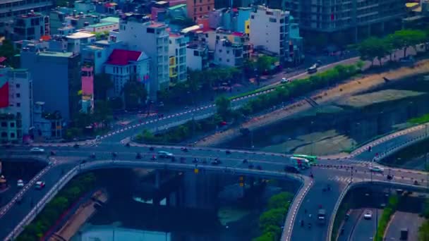 Een tijdspanne van de verkeersopstopping in de drukke stad in Ho Chi Minh hoge hoek lange schot kantelen — Stockvideo