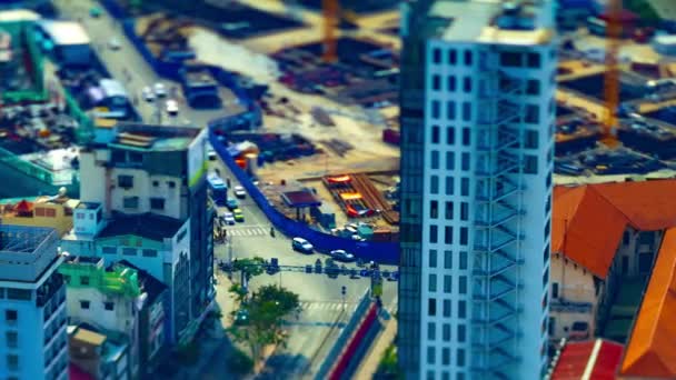 Un timelapse di ingorgo traffico in miniatura presso la vivace città di Ho Chi Minh inclinazione ad alto angolo panning turno — Video Stock