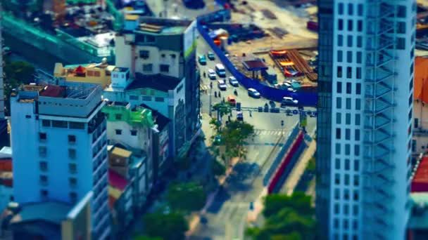 Időszakos dugó a forgalmas Ho Chi Minh-i városban nagy szögben tiltshift panning — Stock videók