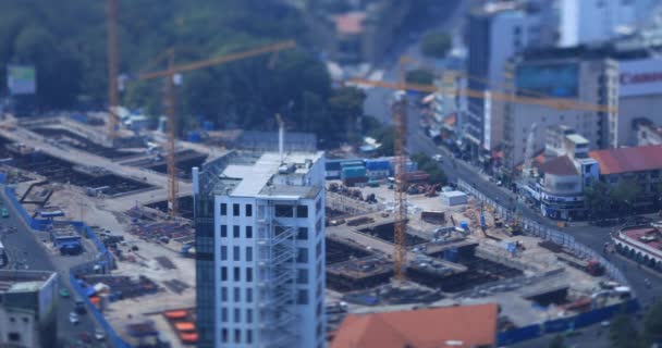 Miniaturkräne im Bau in Ho-Chi-Minh-Hochwinkel-Kippschaltung — Stockvideo