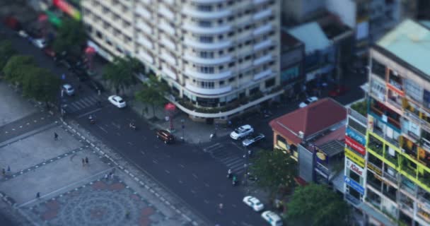 Miniaturní městská krajina v ulici Nguen odstín v Ho Chi Minh vysoký úhel pohledu náklon — Stock video