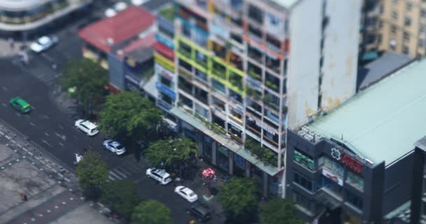 Uma paisagem urbana em miniatura na rua Hue Nguen em Ho Chi Minh vista de alto ângulo tiltshift — Vídeo de Stock