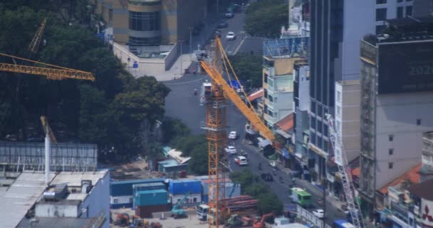 Kranen op de in aanbouw in Ho Chi Minh hoge hoek lange schot — Stockvideo
