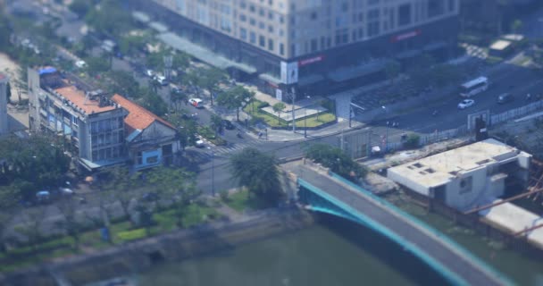 Вуличні затори в мініатюрному метушливому містечку Хо Ши Міні під високим кутом зсуву нахилу. — стокове відео