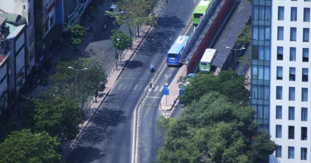 Um engarrafamento na cidade movimentada em Ho Chi Minh tiro longo ângulo alto — Vídeo de Stock