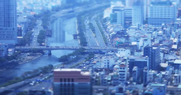 Um engarrafamento na cidade ocupada em miniatura em Ho Chi Minh tiltshift de alto ângulo — Vídeo de Stock