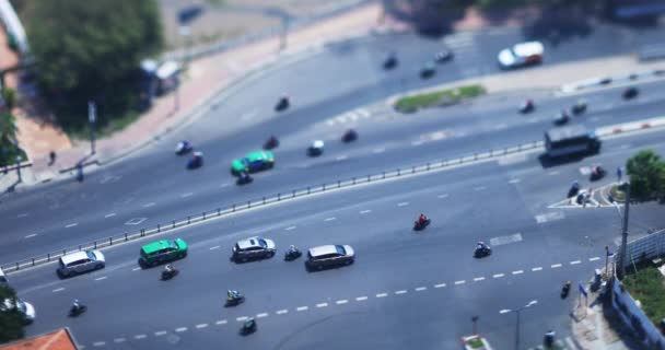 Um engarrafamento na cidade ocupada em miniatura em Ho Chi Minh tiltshift de alto ângulo — Vídeo de Stock