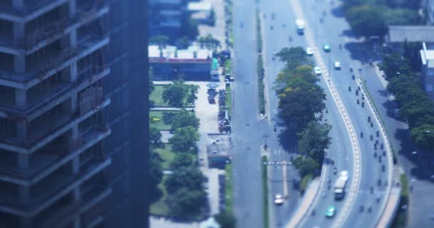 Um engarrafamento na cidade ocupada em miniatura em Ho Chi Minh tiltshift de alto ângulo — Vídeo de Stock