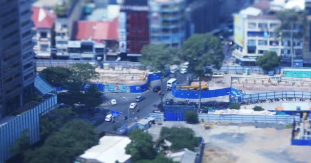 Um engarrafamento na cidade ocupada em miniatura em Ho Chi Minh tiltshift de alto ângulo — Vídeo de Stock