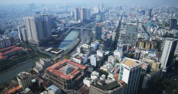 Dopravní zácpa na panoramatické rušné město v Ho Chi Minh vysoký úhel široký záběr — Stock video