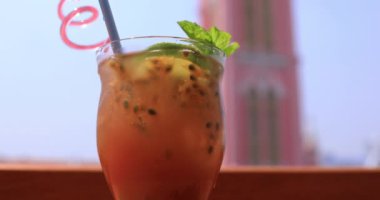 Ho Chi Minh 'deki Tan Dinh kilisesinin arkasındaki tropik meyve suyu.