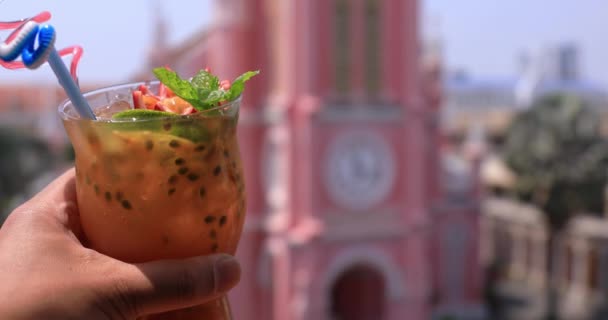 Jus tropical avec la main derrière l'église de Tan Dinh à Ho Chi Minh — Video