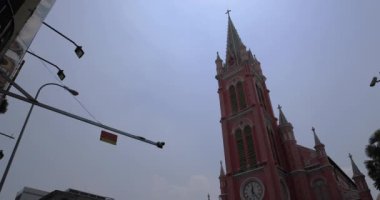 Ho Chi Minh meydanındaki Tan Dinh kilisesinde trafik sıkışık.